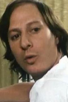 Franco Caracciolo interpreta Singer assistant