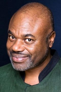 Denis Mpunga interpreta Damien Bauman