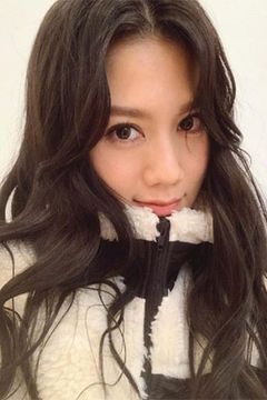 Chrissie Chau interpreta Nana