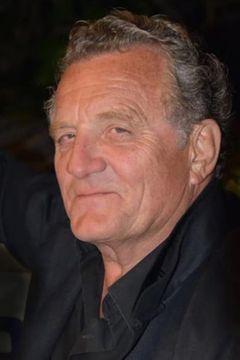 Patrick Rocca interpreta Henri Ricard