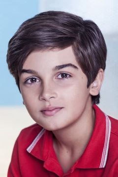 Ethan Pugiotto interpreta Theadore