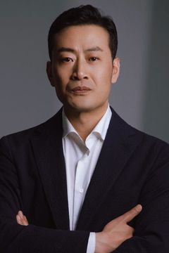 Yan Peng interpreta Police Impersonator / Han Qi