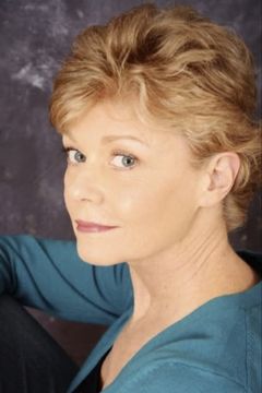 Colleen Winton interpreta Carrie Rhodes