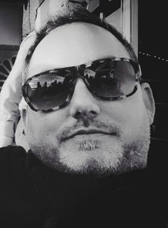 Brendan Garst interpreta Serf Henry