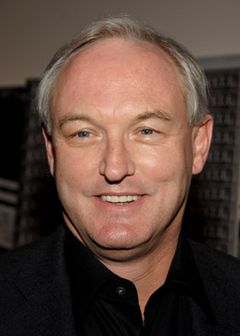Christopher Buckley interpreta Man at Metro Station (uncredited)