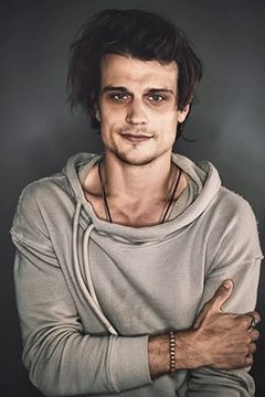 Emerson Niemchick interpreta Peter