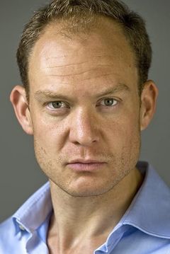 James Richard Marshall interpreta Agent UK