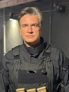 Rick Nehls interpreta Tactical Elf (uncredited)