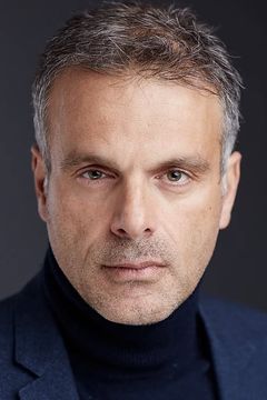 Steve Suissa interpreta Waiter in Nice