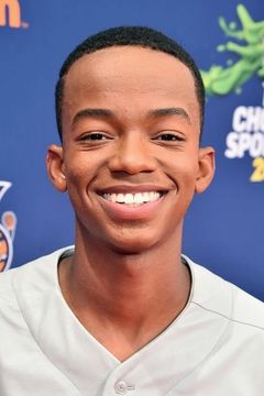Coy Stewart interpreta Troy Dixon