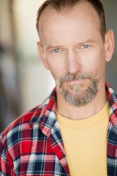 Timothy McKinney interpreta Ronnie