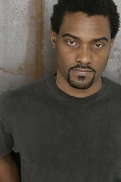 Cyrus Farmer interpreta Carl