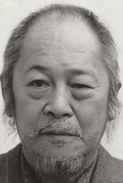 Victor Wong interpreta Walter Chang