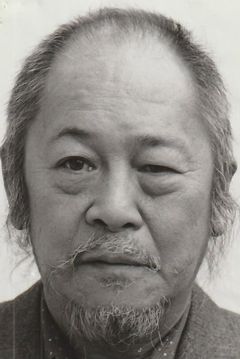Victor Wong interpreta Egg Shen