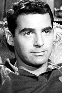 Alexander Davion interpreta Spanish Officer (uncredited)