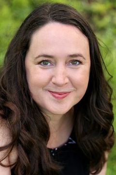 Emma Turner interpreta Sarah