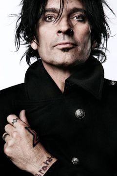 Tommy Lee interpreta Jimmy Tattoo