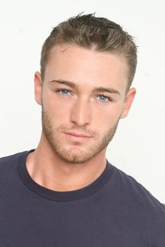 Jake McLaughlin interpreta Helicopter Pilot (voice) (uncredited)