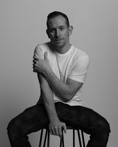 Daniel Hilt interpreta Tough Teenager