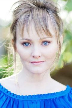 Kelly Hare interpreta Secretary