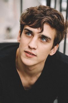 Nick Hargrove interpreta Parker Caine