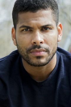 Kevin Ezekiel Ogunleye interpreta French Guy