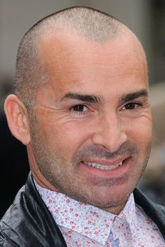 Louie Spence interpreta Calvin the Clerk