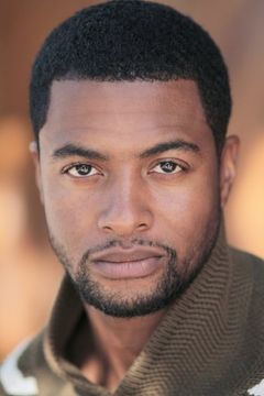 Kamal Angelo Bolden interpreta Elgin Turner