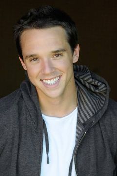 Brad Mills interpreta Greg