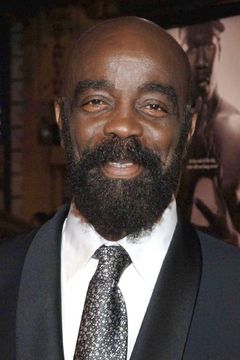 Sullivan Walker interpreta Thomas Abanks