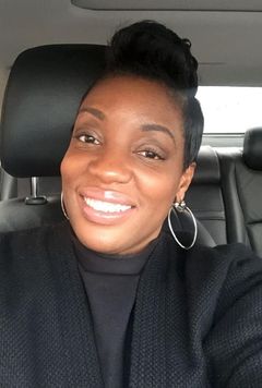 Leslie Adlam interpreta Ms. Hancher