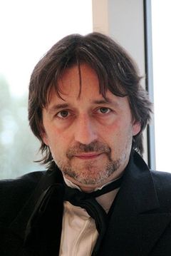 Georg Nikoloff interpreta Khalatnikov