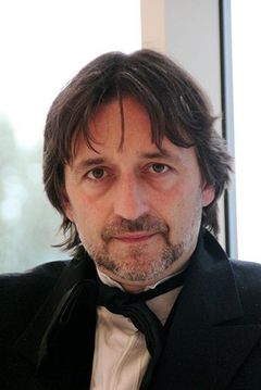 Georg Nikoloff interpreta Mr. Lensherr (Erik's Dad)