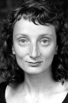 Amanda Lawrence interpreta Joan MacMillan