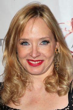 Holly Fulger interpreta Yvonne