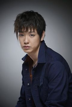 Cho Dong-in interpreta Jin-sung