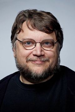 Guillermo del Toro interpreta Guy Dressed as Dragon (uncredited)
