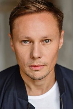 Rashid Aitouganov interpreta Policeman / Trafficker (voice)