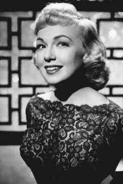 Edie Adams interpreta Monica Crump