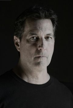 Dennis Liddiard interpreta Party Brawler
