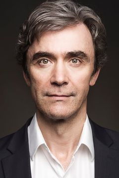 Duncan Duff interpreta Curator