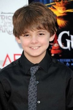 Max Charles interpreta Peter Parker (Age 4)
