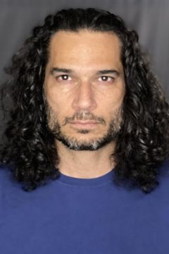 John Santiago interpreta Bank Gunman