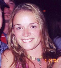 Karina MacKenzie interpreta Bride