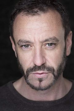 Gary Cargill interpreta John Smith