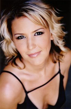 Stacey Scowley interpreta TV Reporter