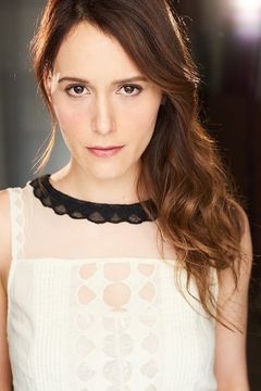 Hannah Ward interpreta Cassie