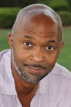 Andre B. Blake interpreta Cooper