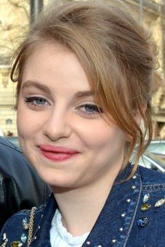 Lou Roy-Lecollinet interpreta Melodie