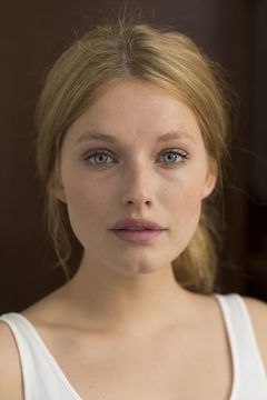 Ella-June Henrard interpreta Saar